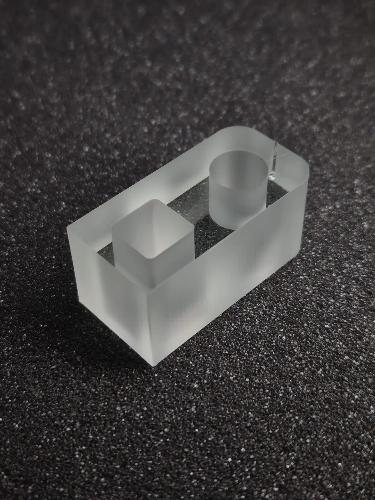 Precision-cut optical component in transparent material
