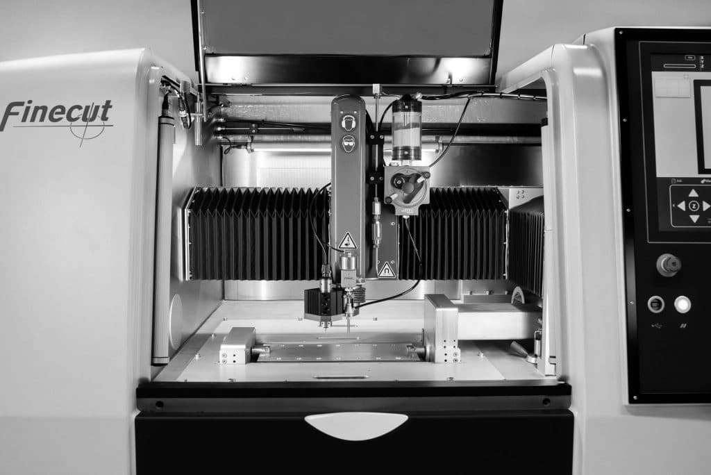 Finecut B4X front(bw)